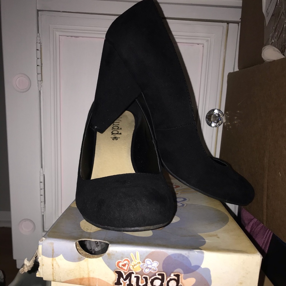 Black pumps